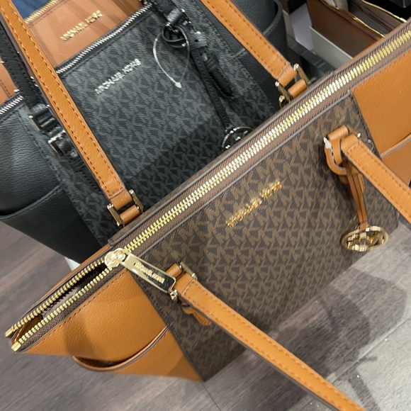 MICHAEL KORS CHARLOTTE LARGE TOP ZIP  Tote - Picture 3 of 12